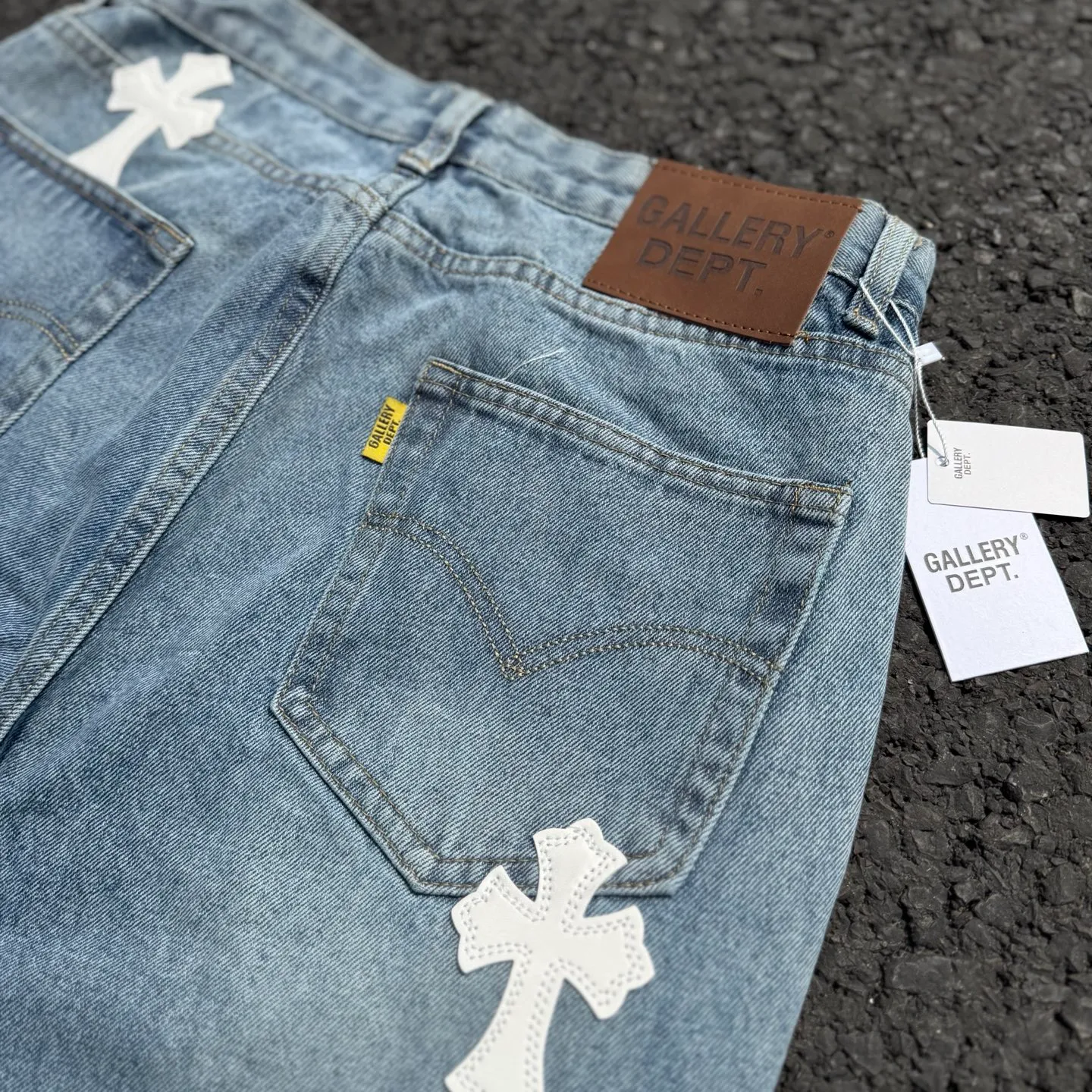 #8116 P260💰 Independent GALLERY DEPT. Vintage spliced cross loose washed flared jeans - truly restore the ultimate texture of Vintage - original hardware accessories, washed and other elevators, QR code analysis are all purchased from the original factory, high degree of restoration, welcome to compare with certain products ~ - three-dimensional version, loose and comfortable, not picky about the figure, taller and slimmer, factory Seiko, original quality control, same style for men and women, can be matched with couples, versatile recommendation, must-have jeans for all seasons -Size: 28 30 32 34 36